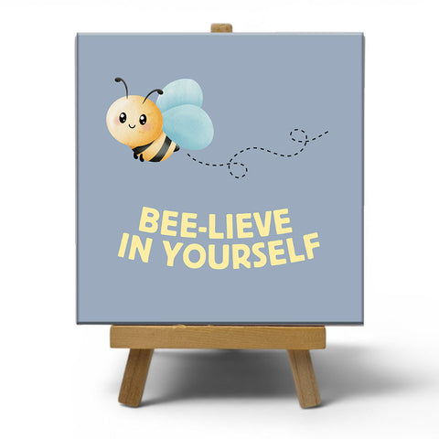 Keramisch cadeau tegel Bee-lieve in yourself - Grappige spreuktegel - Cadeau idee voor vrienden - 11 x 11 cm - Inclusief standaard