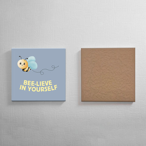 Keramisch cadeau tegel Bee-lieve in yourself - Grappige spreuktegel - Cadeau idee voor vrienden - 11 x 11 cm - Inclusief standaard