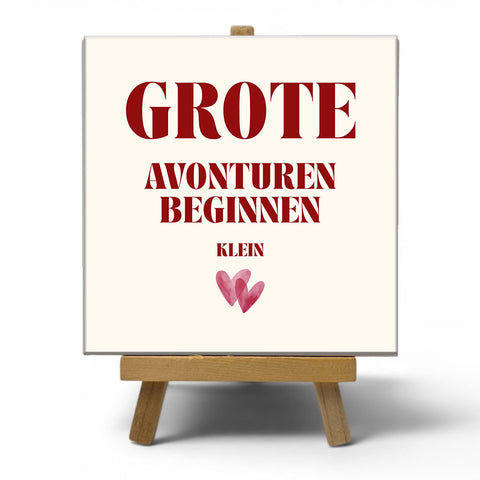 Keramisch cadeau tegel Grote avonturen beginnen klein - Grappige spreuktegel - Cadeau idee voor vrienden - 11 x 11 cm - Inclusief standaard