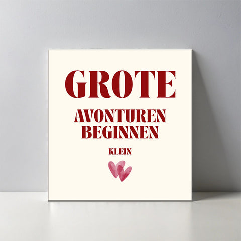 Keramisch cadeau tegel Grote avonturen beginnen klein - Grappige spreuktegel - Cadeau idee voor vrienden - 11 x 11 cm - Inclusief standaard