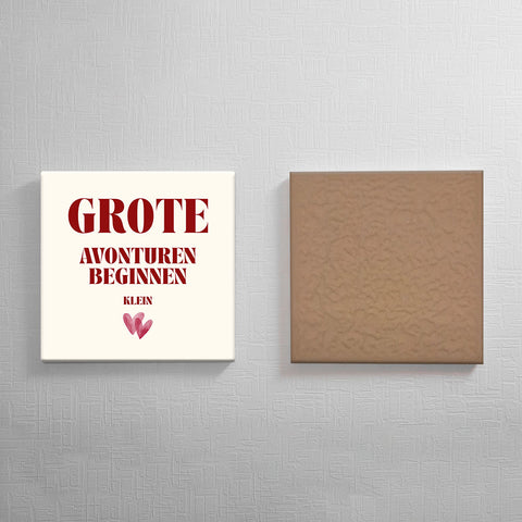 Keramisch cadeau tegel Grote avonturen beginnen klein - Grappige spreuktegel - Cadeau idee voor vrienden - 11 x 11 cm - Inclusief standaard