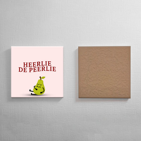 Keramisch cadeau tegel Heerlie de peerlie - Grappige spreuktegel - Cadeau idee voor vrienden - 11 x 11 cm - Inclusief standaard