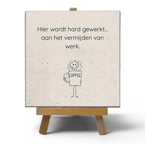 Keramisch cadeau tegel Hier wordt hard gewerkt... aan het vermijden van werk - Grappige spreuktegel - Cadeau idee voor vrienden en collega's - 11 x 11 cm - Inclusief standaard