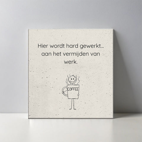 Keramisch cadeau tegel Hier wordt hard gewerkt... aan het vermijden van werk - Grappige spreuktegel - Cadeau idee voor vrienden en collega's - 11 x 11 cm - Inclusief standaard