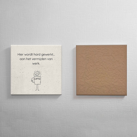 Keramisch cadeau tegel Hier wordt hard gewerkt... aan het vermijden van werk - Grappige spreuktegel - Cadeau idee voor vrienden en collega's - 11 x 11 cm - Inclusief standaard