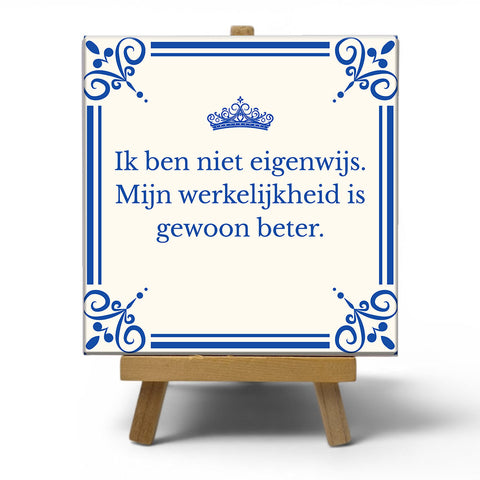 Keramisch cadeau tegel Ik ben niet eigenwijs, mijn werkelijkheid is gewoon beter - Grappige spreuktegel - Cadeau idee voor vrienden - 11 x 11 cm - Inclusief standaard