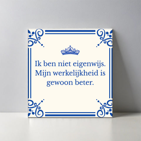 Keramisch cadeau tegel Ik ben niet eigenwijs, mijn werkelijkheid is gewoon beter - Grappige spreuktegel - Cadeau idee voor vrienden - 11 x 11 cm - Inclusief standaard