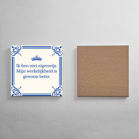 Keramisch cadeau tegel Ik ben niet eigenwijs, mijn werkelijkheid is gewoon beter - Grappige spreuktegel - Cadeau idee voor vrienden - 11 x 11 cm - Inclusief standaard
