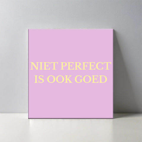 Keramisch cadeau tegel Niet perfect is ook goed - Grappige spreuktegel - Cadeau idee voor vrienden - 11 x 11 cm - Inclusief standaard