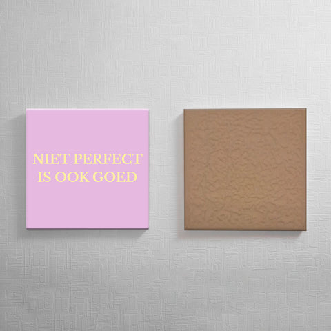 Keramisch cadeau tegel Niet perfect is ook goed - Grappige spreuktegel - Cadeau idee voor vrienden - 11 x 11 cm - Inclusief standaard