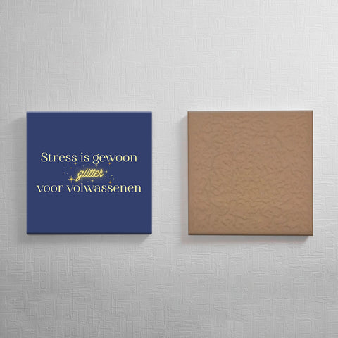 Keramisch cadeau tegel Stress is gewoon glitter voor volwassenen - Grappige spreuktegel - Cadeau idee voor vrienden - 11 x 11 cm - Inclusief standaard