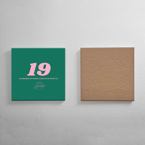 Keramisch cadeau tegel 19 jaar - Grappige spreuktegel 19 jarige verjaardag - Cadeau idee voor verjaardag- 11 x 11 cm - Inclusief standaard