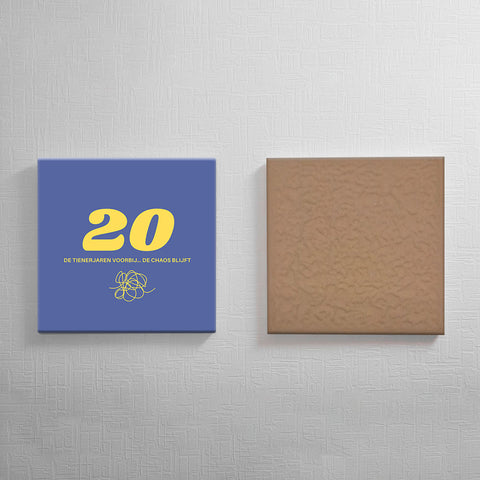Keramisch cadeau tegel 20 jaar - Grappige spreuktegel 20 jarige verjaardag - Cadeau idee voor verjaardag- 11 x 11 cm - Inclusief standaard