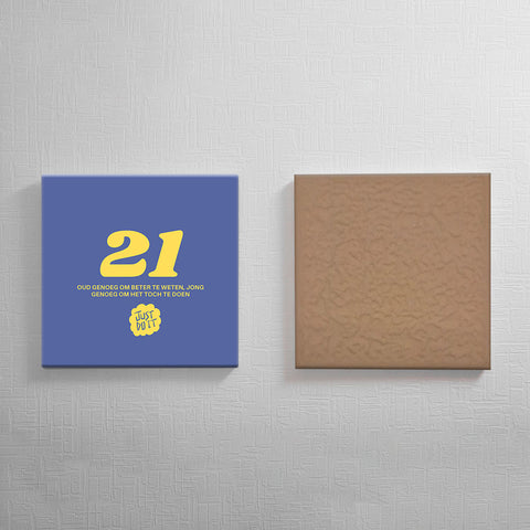Keramisch cadeau tegel 21 jaar - Grappige spreuktegel 21 jarige verjaardag - Cadeau idee voor verjaardag- 11 x 11 cm - Inclusief standaard