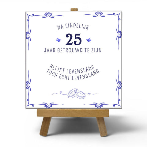 Keramisch cadeau tegel getrouwd - Spreuktegel 25 jaar getrouwd - Cadeau voor trouwdag - 11 x 11 cm - Inclusief standaard