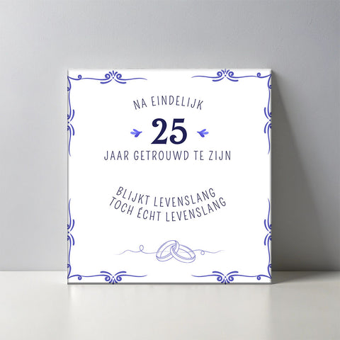 Keramisch cadeau tegel getrouwd - Spreuktegel 25 jaar getrouwd - Cadeau voor trouwdag - 11 x 11 cm - Inclusief standaard