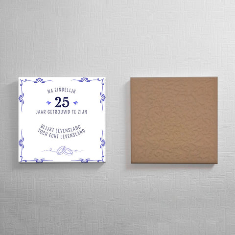 Keramisch cadeau tegel getrouwd - Spreuktegel 25 jaar getrouwd - Cadeau voor trouwdag - 11 x 11 cm - Inclusief standaard
