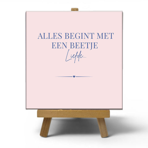 Keramisch cadeau tegel "Alles begint met een beetje liefde" - inspirerende spreuktegel - Cadeau idee - 11 x 11 cm - Inclusief standaard