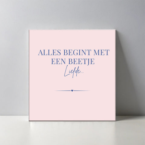 Keramisch cadeau tegel "Alles begint met een beetje liefde" - inspirerende spreuktegel - Cadeau idee - 11 x 11 cm - Inclusief standaard