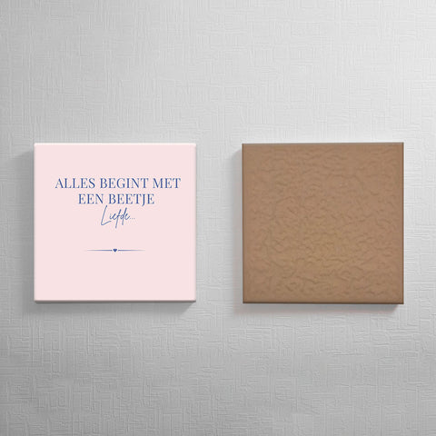 Keramisch cadeau tegel "Alles begint met een beetje liefde" - inspirerende spreuktegel - Cadeau idee - 11 x 11 cm - Inclusief standaard