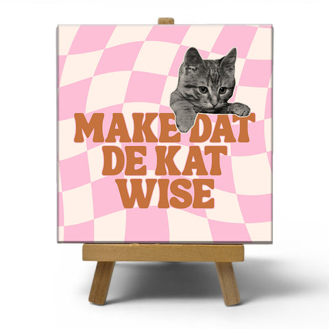 Keramisch cadeau tegel "Make dat de kat wise" - Grappige spreuktegel - Cadeau idee - 11 x 11 cm - Inclusief standaard