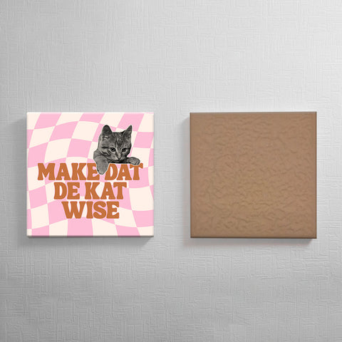 Keramisch cadeau tegel "Make dat de kat wise" - Grappige spreuktegel - Cadeau idee - 11 x 11 cm - Inclusief standaard