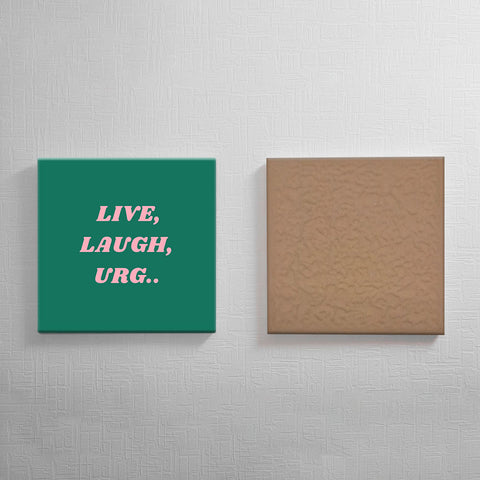 Keramisch cadeau tegel Live, Laugh, Urg... - Grappige, herkenbare preuktegel - Cadeau idee voor woningdecoratie - 11 x 11 cm - Inclusief standaard