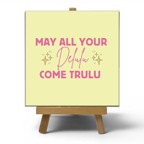 Keramisch cadeau tegel May all your delulu come trulu - Grappige spreuktegel - Cadeau idee voor vrienden - 11 x 11 cm - Inclusief standaard