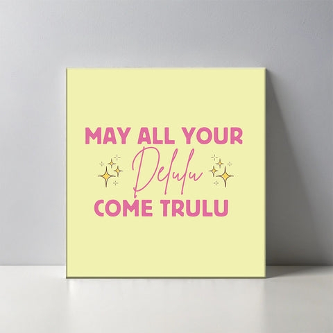 Keramisch cadeau tegel May all your delulu come trulu - Grappige spreuktegel - Cadeau idee voor vrienden - 11 x 11 cm - Inclusief standaard