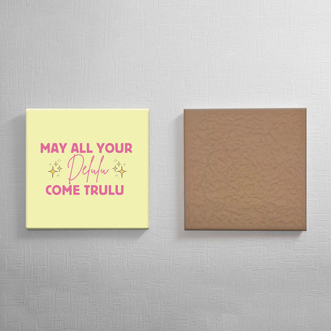 Keramisch cadeau tegel May all your delulu come trulu - Grappige spreuktegel - Cadeau idee voor vrienden - 11 x 11 cm - Inclusief standaard