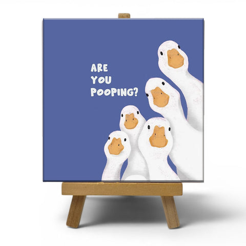Keramisch cadeau tegel "Are you pooping?" - Grappige spreuktegel met eenden - Cadeau idee voor badkamer decoratie - 11 x 11 cm - Inclusief standaard