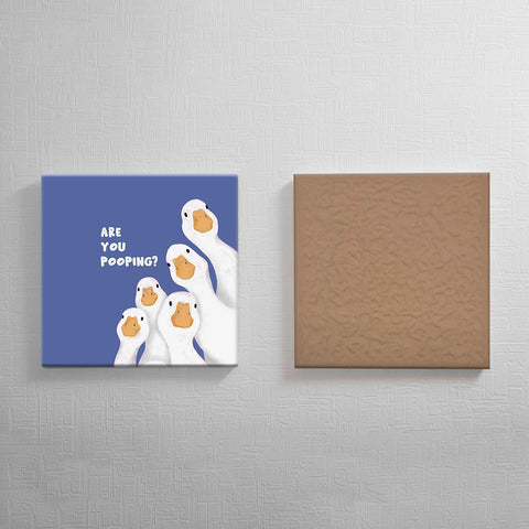 Keramisch cadeau tegel "Are you pooping?" - Grappige spreuktegel met eenden - Cadeau idee voor badkamer decoratie - 11 x 11 cm - Inclusief standaard