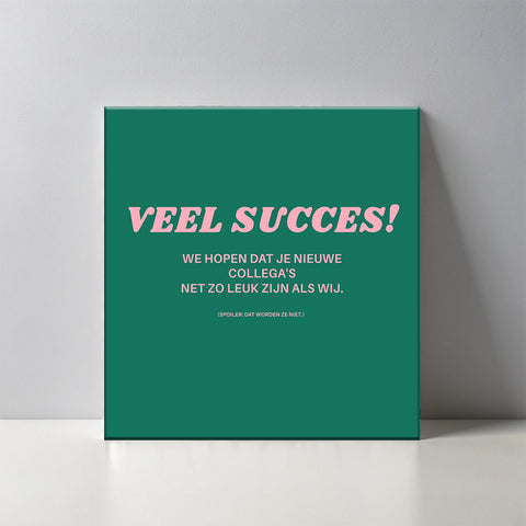 Keramisch cadeau tegel "Veel succes! We hopen dat je nieuwe collega's net zo leuk zijn als wij. (Spoiler: Dat zijn ze niet) - Grappige spreuktegel collega's - Cadeau idee voor nieuwe baan - 11 x 11 cm - Inclusief standaard