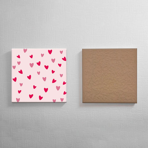 Keramisch cadeau tegel met hartjes opdruk - Spreuktegel liefde - Cadeau idee voor valtijnsdag - 11 x 11 cm - Inclusief standaard