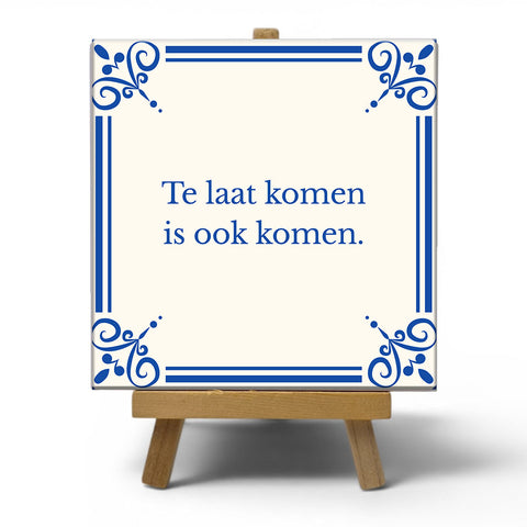 Keramisch cadeau tegel Te laat komen is ook komen - Grappige spreuktegel - Cadeau idee voor vrienden - 11 x 11 cm - Inclusief standaard