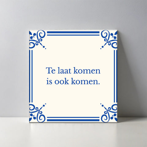 Keramisch cadeau tegel Te laat komen is ook komen - Grappige spreuktegel - Cadeau idee voor vrienden - 11 x 11 cm - Inclusief standaard