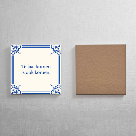 Keramisch cadeau tegel Te laat komen is ook komen - Grappige spreuktegel - Cadeau idee voor vrienden - 11 x 11 cm - Inclusief standaard